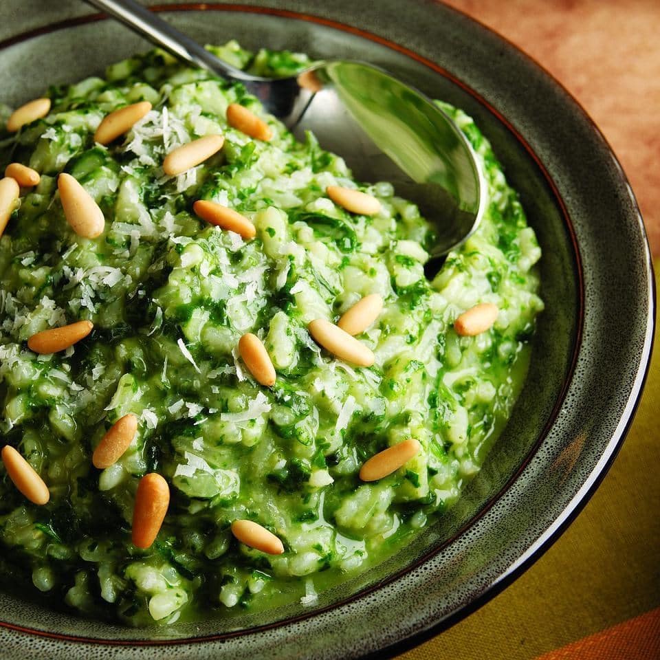 The finished recipe for vegan risotto with spinach.