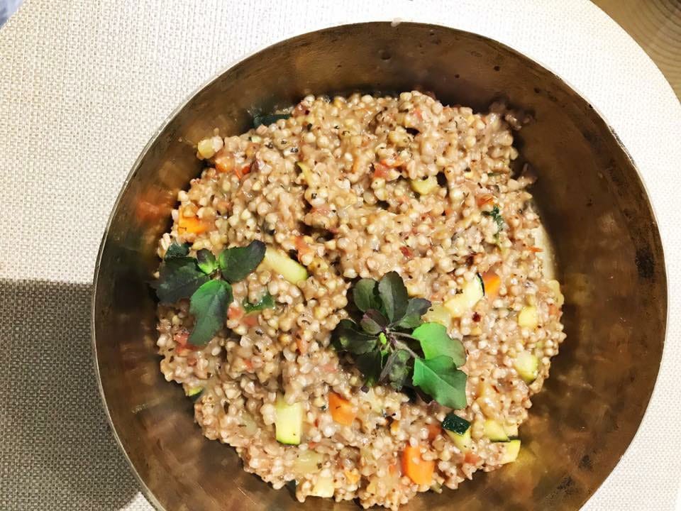 Pohankové rizoto je zdravá a překvapivě rychlá večeře.