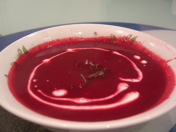 Hotový skvělý recept na krémovou polévku z červené řepy se smetanou.