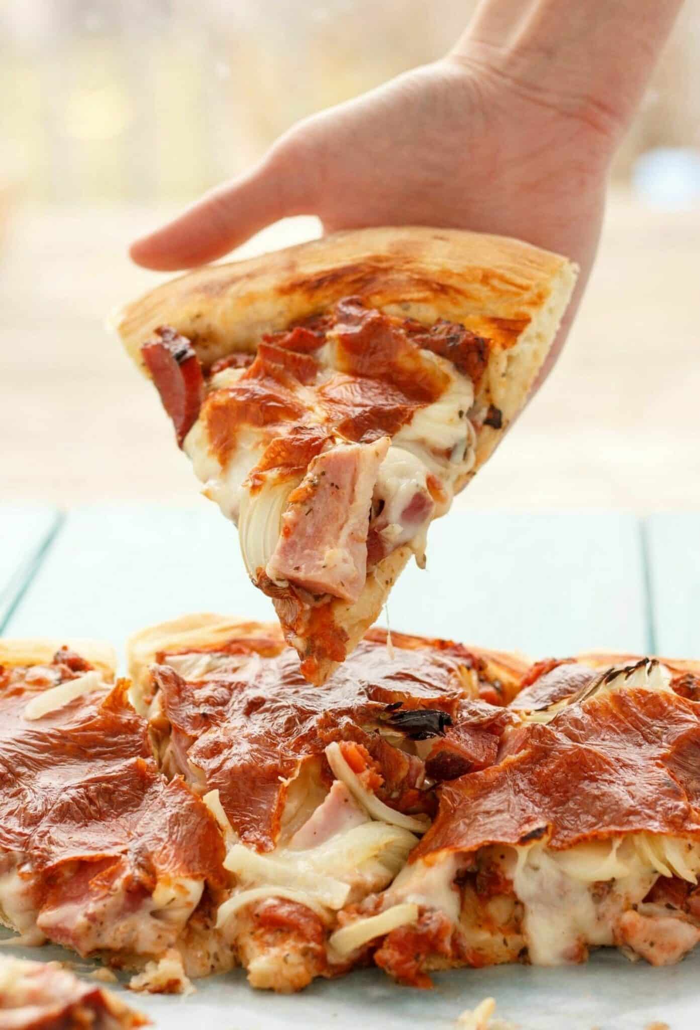 Jednoduchý recept na šunkovou pizzu z tvarohového těsta