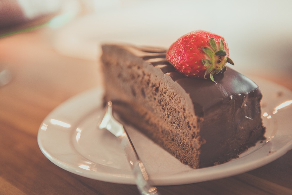 Perfektně nadýchaný dort plný čokolády