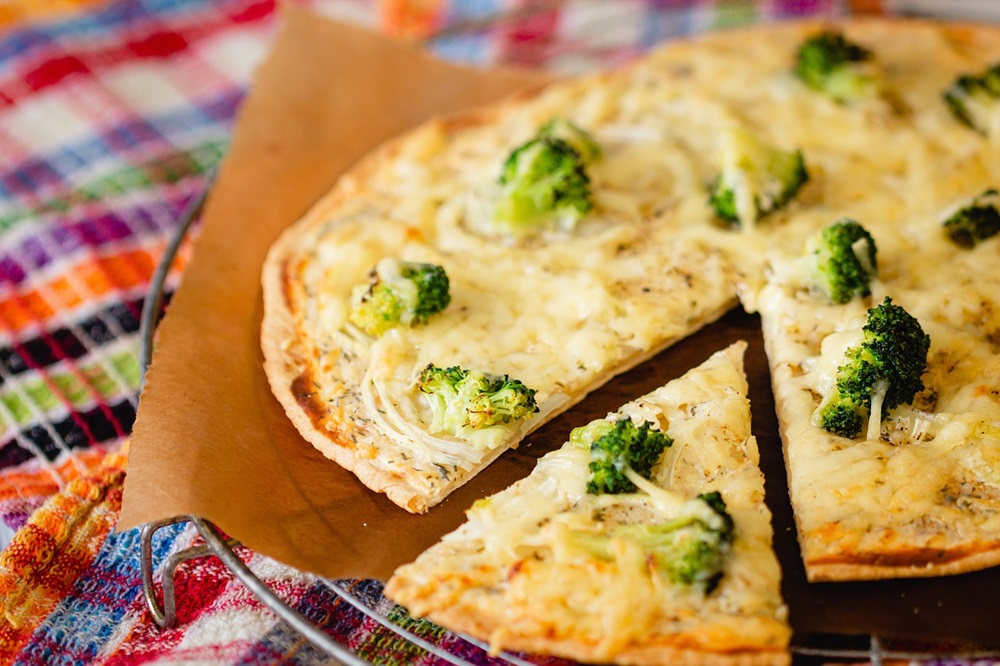 Brokolicová pizza z kynutého těsta