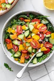Salát s kombinací zeleniny a tropického ovoce