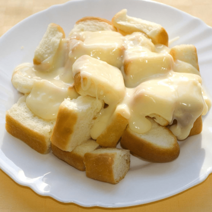 Delicious mini buns with cream sauce and pudding.