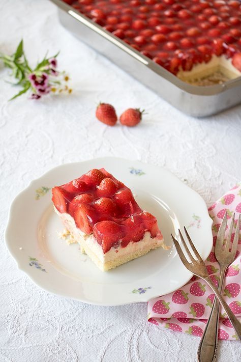 Ein Stück Erdbeerscheibe mit Erdbeeren und Frischkäse.