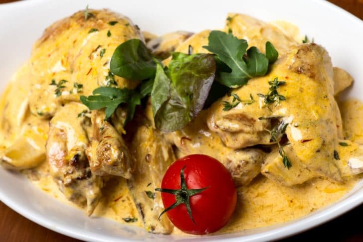 Chicken slices in curry sauce