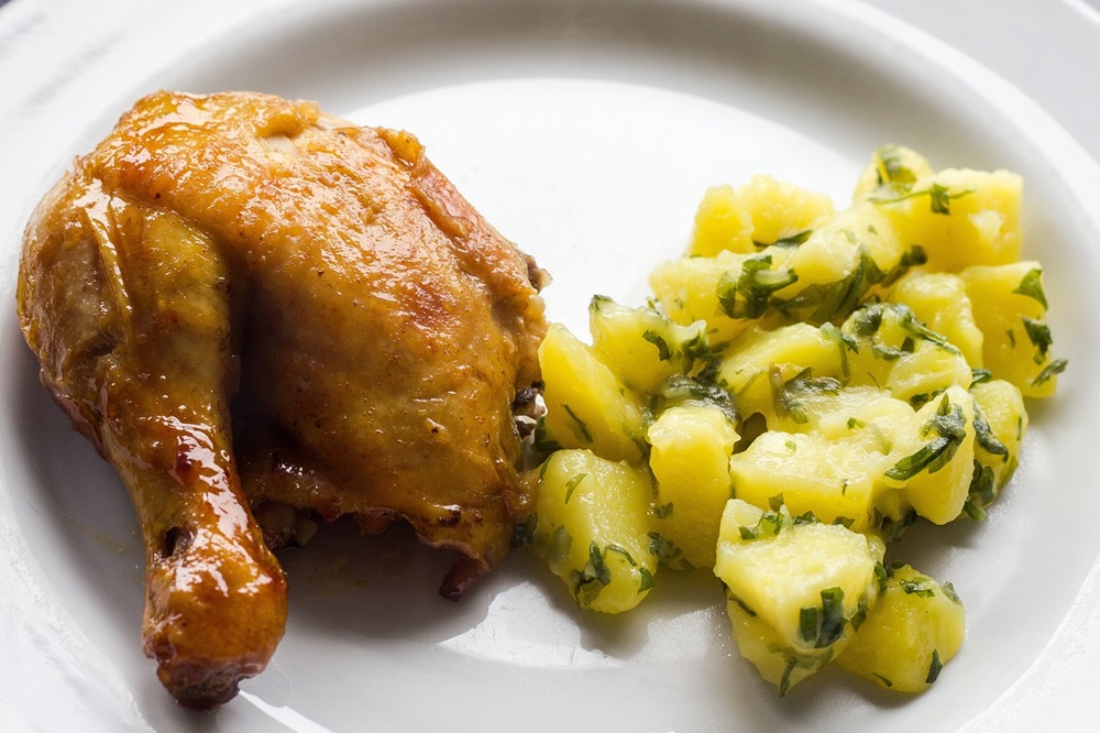 Pečená kuřecí stehýnka s brambory a zeleninou