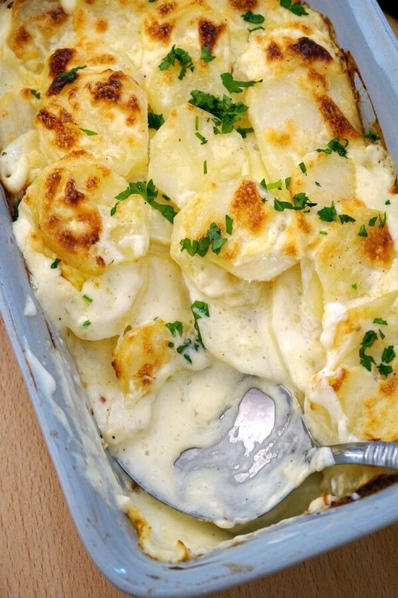 Zapečené sýrové brambory se smetanou.