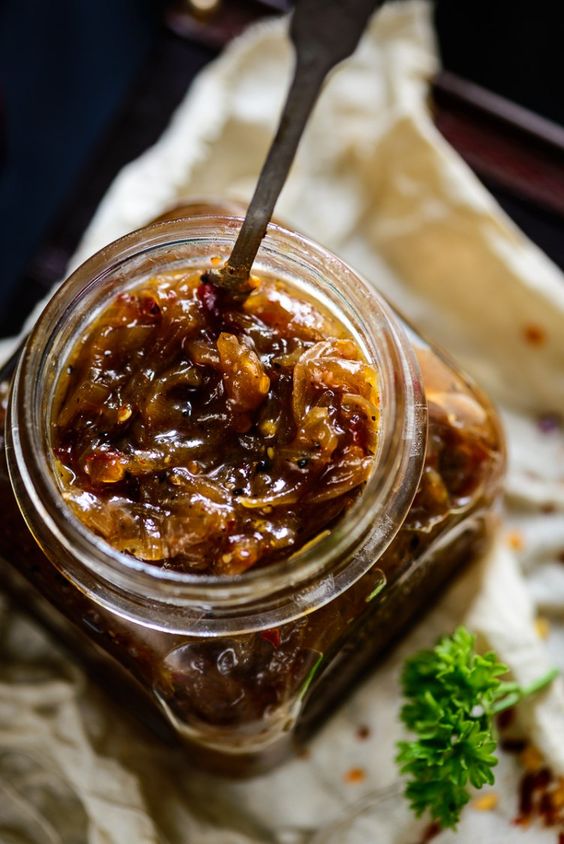 Onion marmalade suitable for flavoring salty dishes.