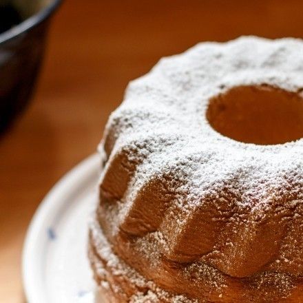 A classic baked cake sprinkled with icing sugar.