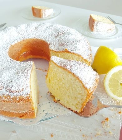 Zitronenkuchen mit Hüttenkäse und Zucker.
