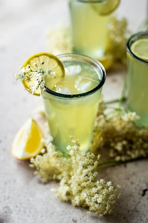 Osvěžující limonáda z bezinkových květů pro horké letní dny.