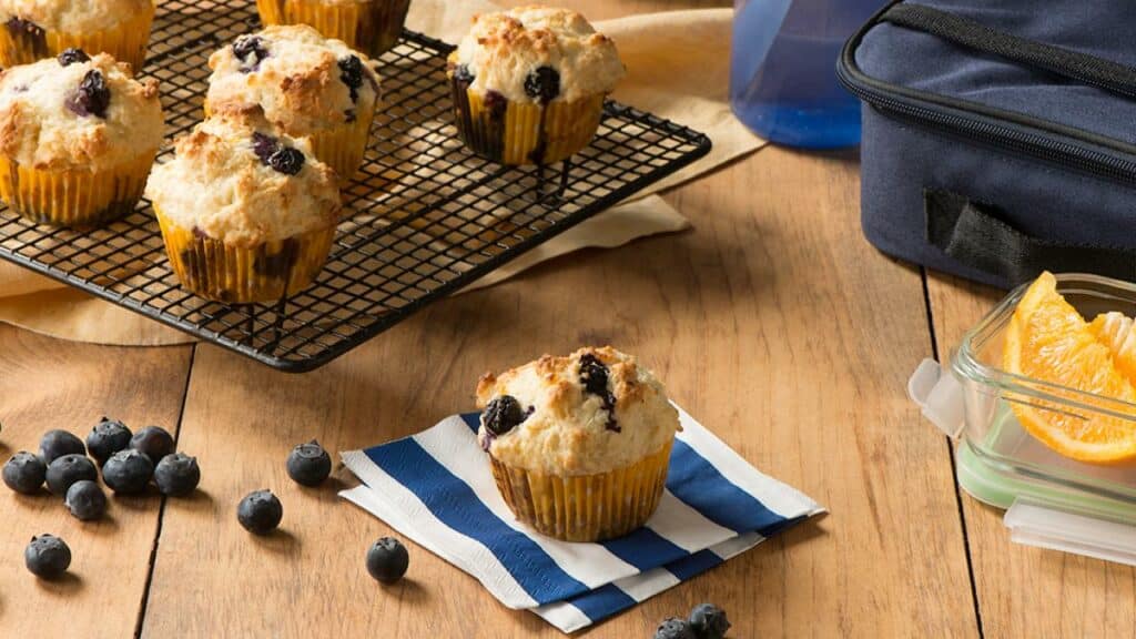 Ausgezeichnete weiche Muffins mit dem Geschmack von Blaubeeren und dem Aroma von Zitrone.