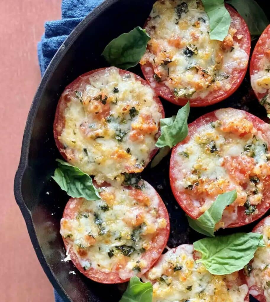 Vegetarische Tomaten gefüllt mit Mozzarella, Parmesan und frischen Kräutern.