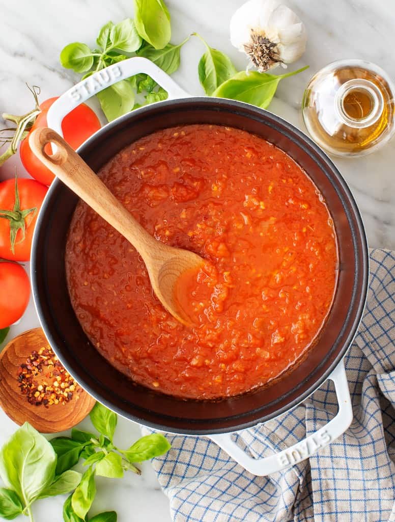 Eine köstliche frische Tomatensauce für Pasta, Pizza und vieles mehr.