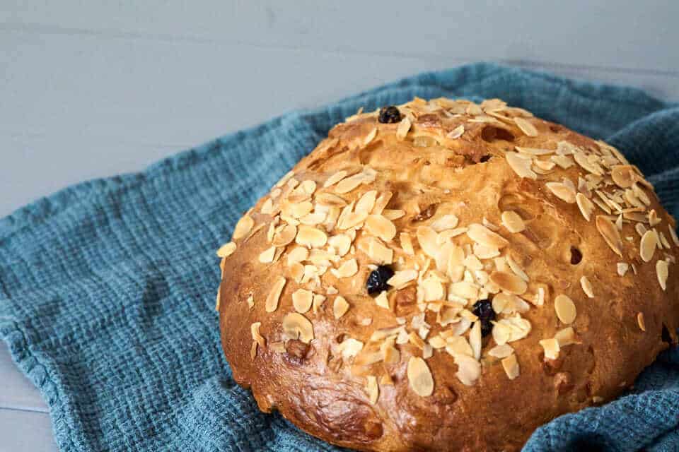 Yeasted bun with almonds and raisins.