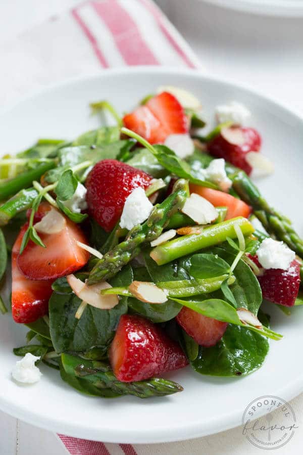 Asparagus salad with strawberries and cheese