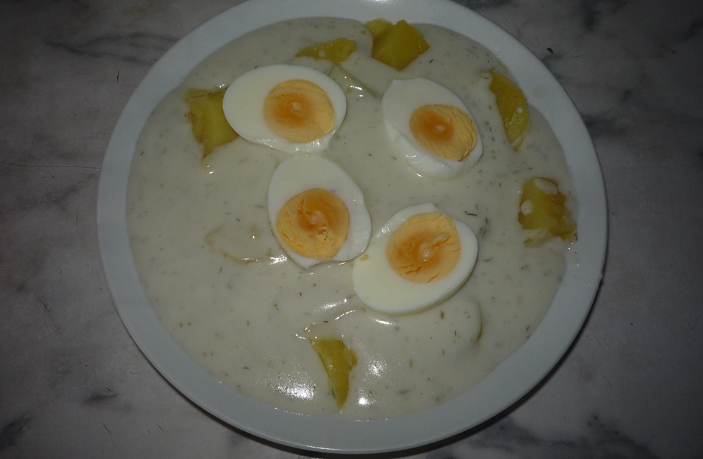 Tradiční polévka koprovka s vejcem