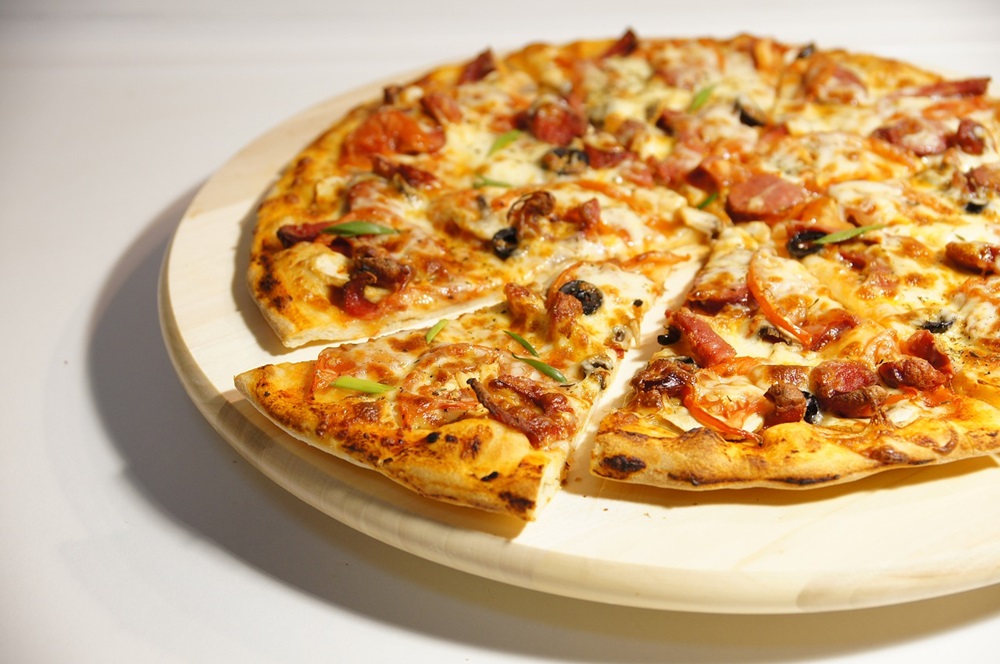 Výborná masová pizza s rybičkami v tomatu