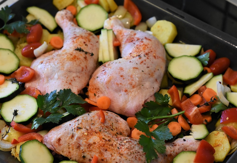 Jednoduché kuře dušené na hromadě zeleniny