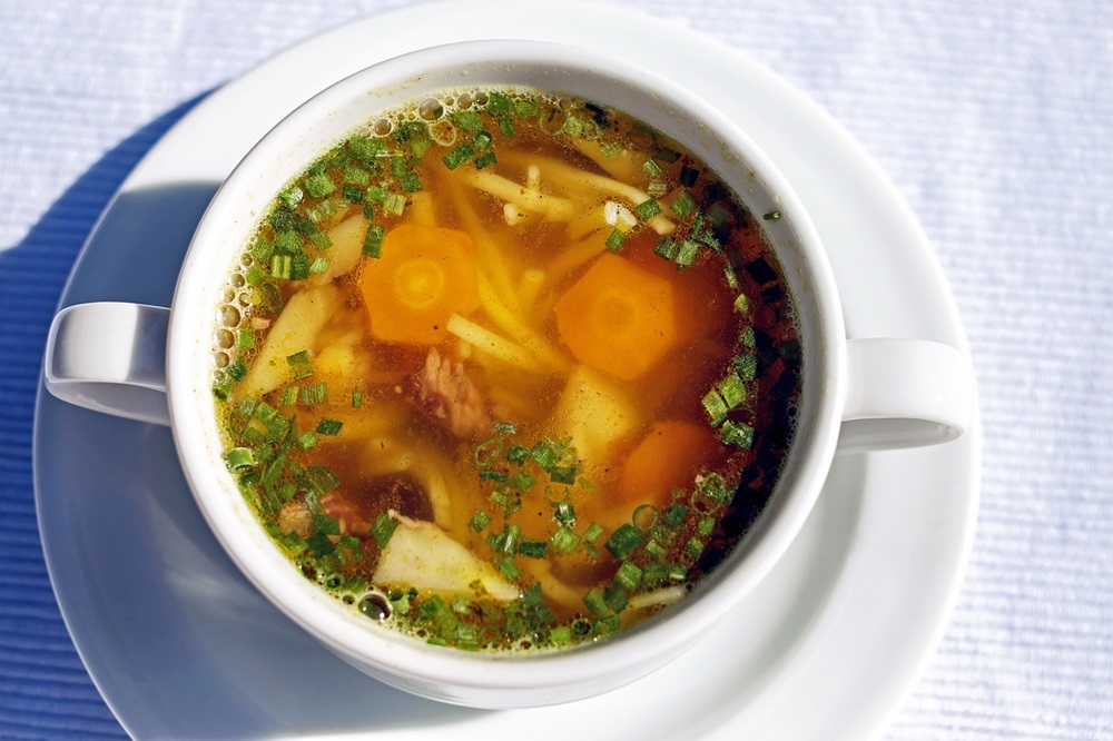 Vynikající a tradiční slepičí polévka se zeleninou