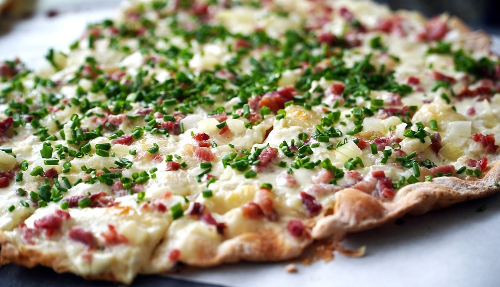 Prvotřídní pizza se smetanovou směsí, slaninou a cibulí