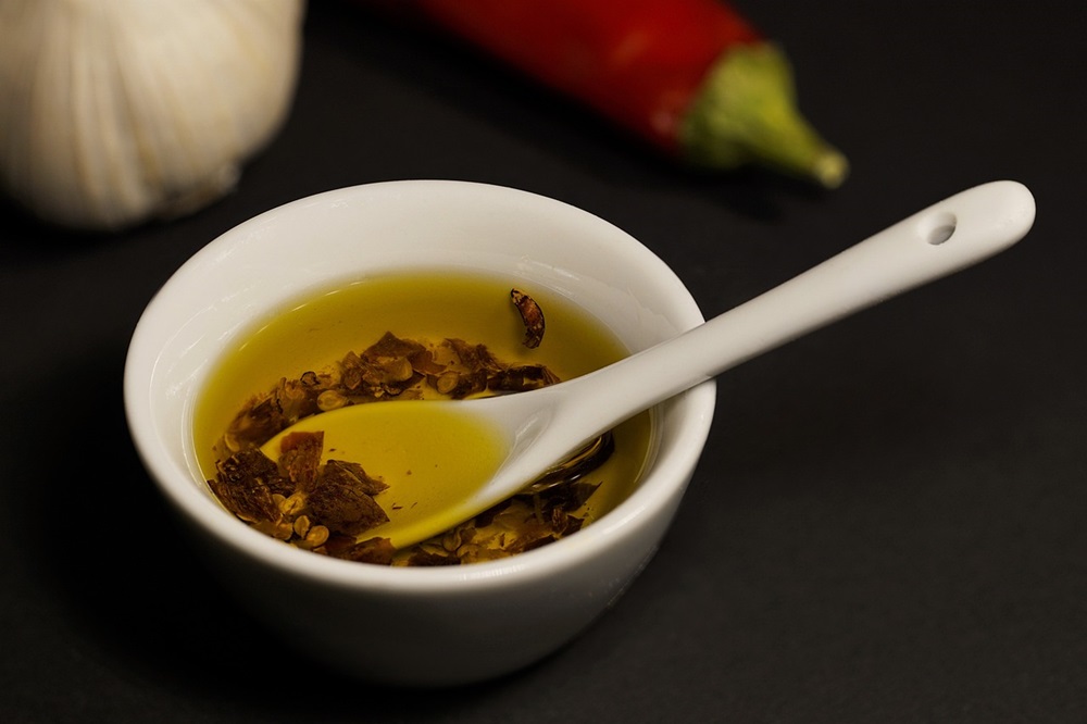 Luxusní olej na grilování ochucený česnekem