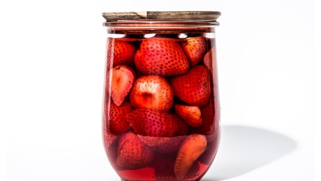Eingelegte Erdbeeren in einem Einmachglas.