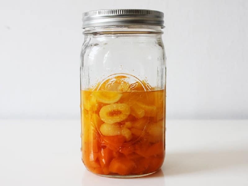Meruňky naložené v zavařovací sklenici.
