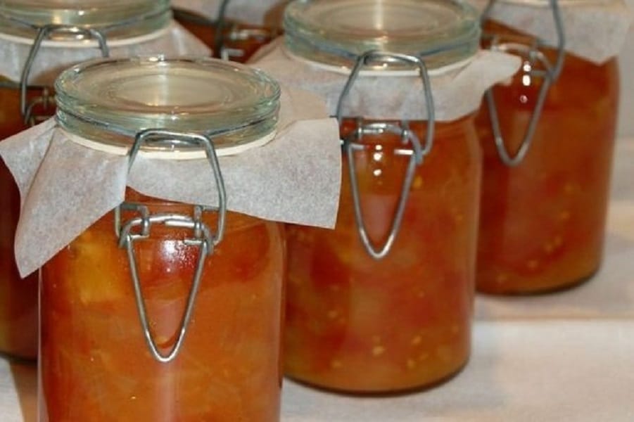 Canned lecho in jars.