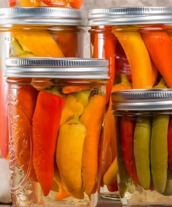 Nakládané papriky v zavařovacích sklenicích.