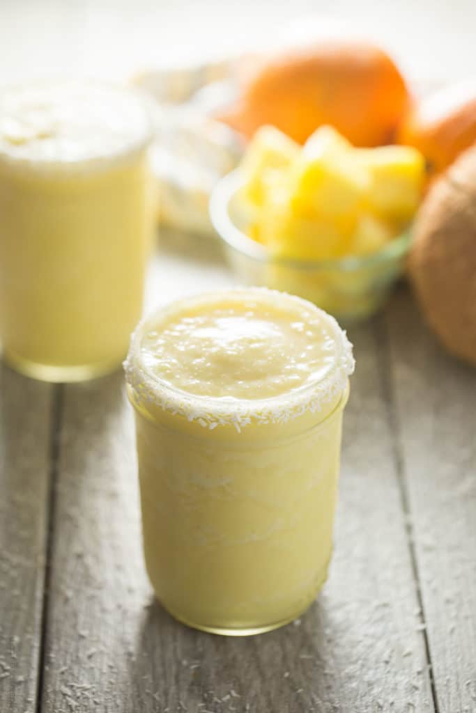 Ananasové smoothie s pomerančovým džusem.