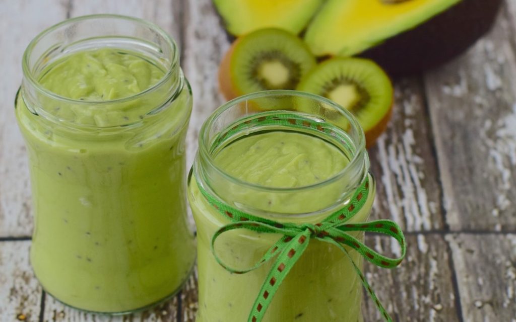 Krémové zelené smoothie z avokáda a kiwi ve sklenicích.
