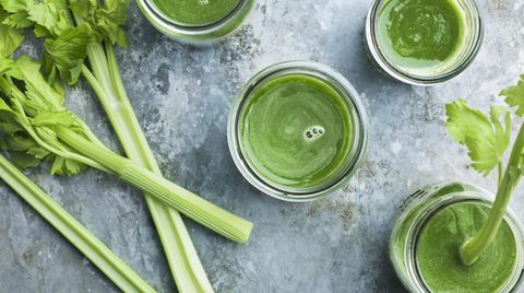 Čerstvé zelené celerové smoothie se špenátem.