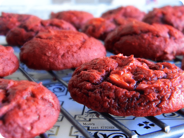 sušenky z tvarohu vyvedené do červené barvy