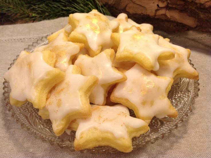 Christmas stars with icing served on a tray.