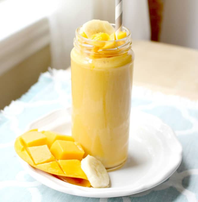 Sklenice mangového smoothie s banánem.