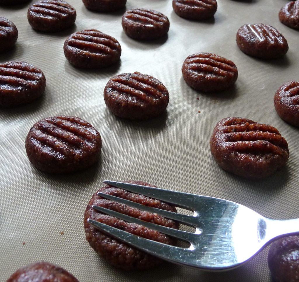Bonbons aus Tapiokamehl auf einem Backblech.