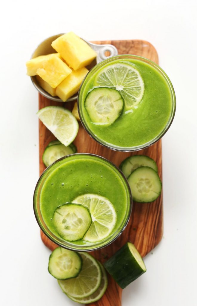 Zelené okurkové smoothie s ananasem