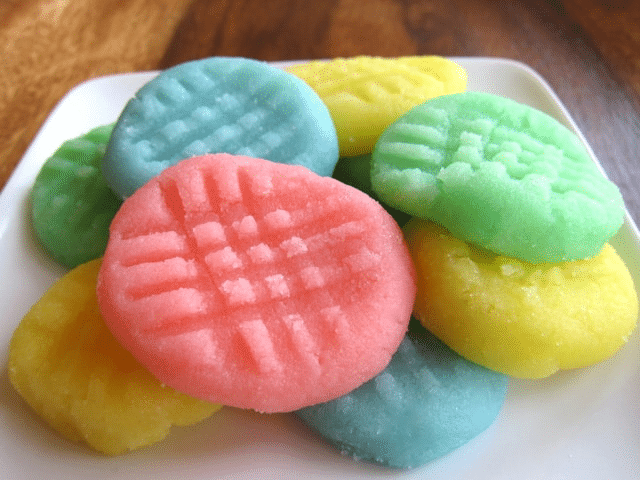 nepečené cukroví z tvarohu v různém barevném provedení