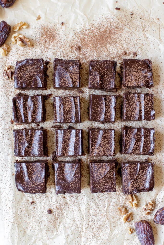 Ungebackene Brownies mit Kakao, Erdnüssen und Honig.