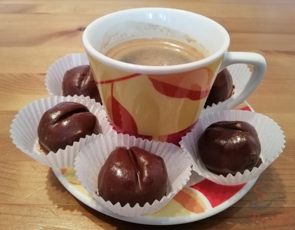 Köstliche Schokoladen-Nuss-Kaffeebohnen in Schokoladenüberzug.