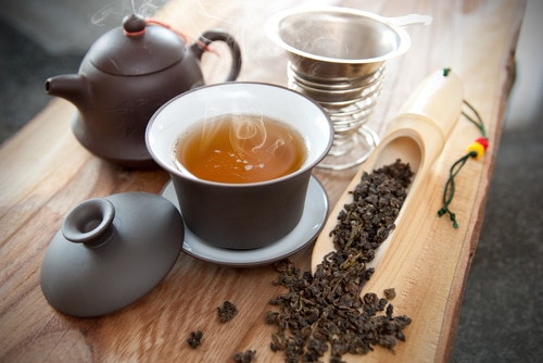 Dát si Oolong čaj může být příjemný rituál.