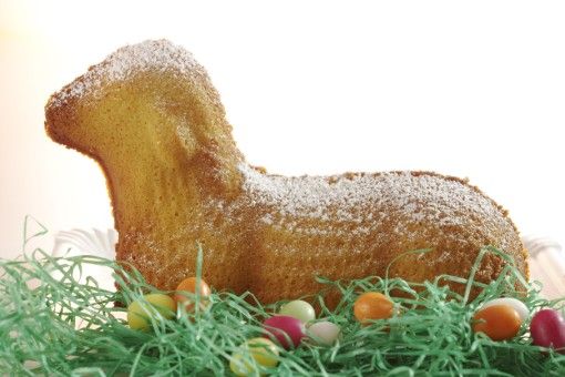 Recipe for Easter lamb from walnut dough with raisins in rum.