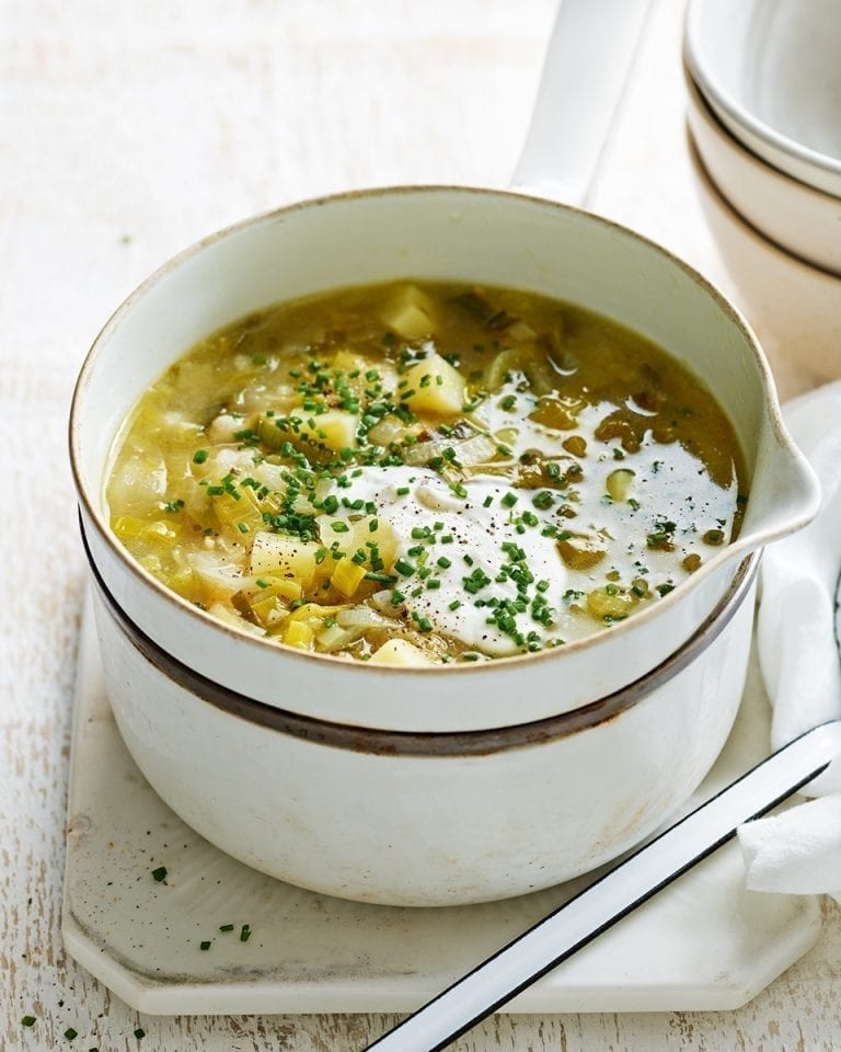 Suppe mit Stielsellerie, Kartoffeln und Lauch
