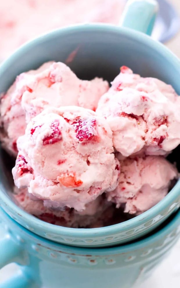 Špičková krémová zmrzlina vyrobená z čerstvých jahod a smetany.