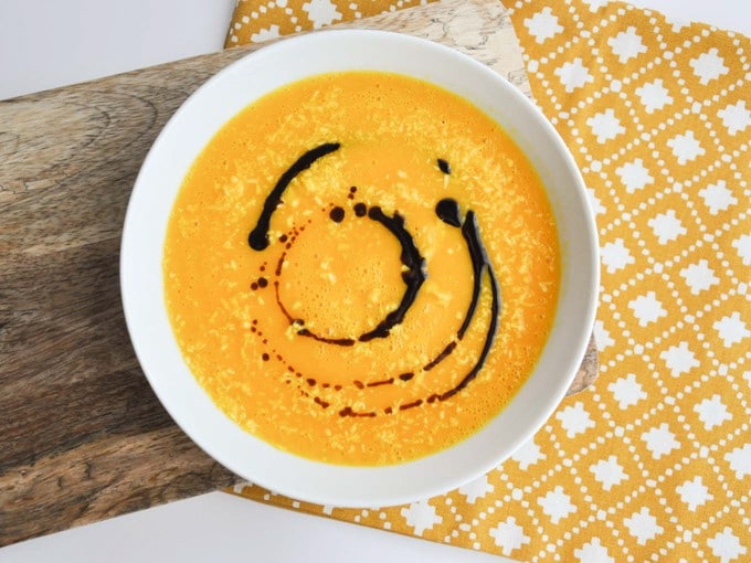 Recipe for Creamy Pumpkin Soup with Ginger and Carrots.