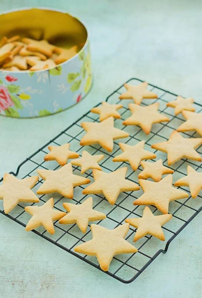 Delicious and easy Christmas stars with a soft texture and a slightly spicy taste.