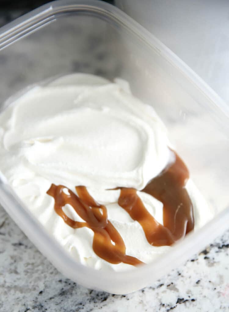 Jednoduchá domácí zmrzlina s vanilkovou příchutí a čokoládovým topingem.