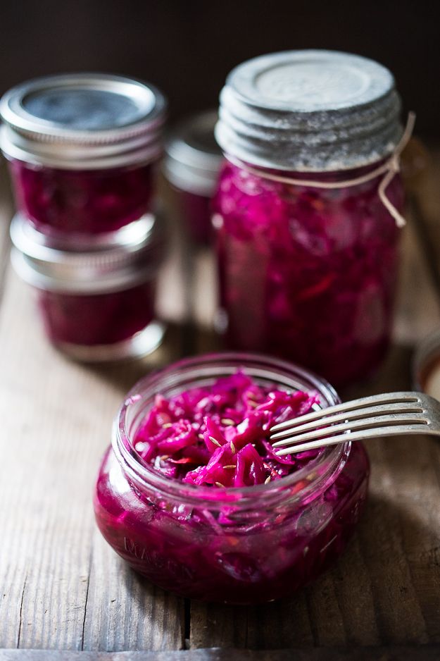 Procedure for preparing red pickled cabbage.